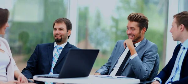 Manager diskuterar arbetet med kollegorna — Stockfoto