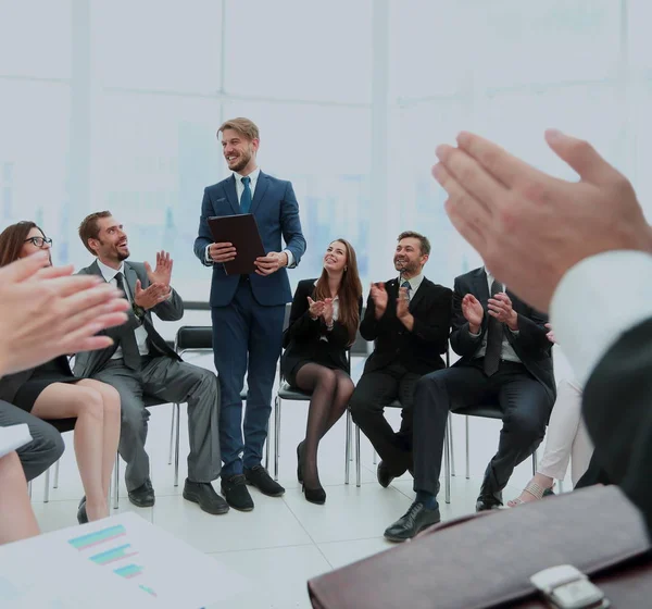 Grupo empresarial cumprimenta líder com palmas e sorrisos — Fotografia de Stock