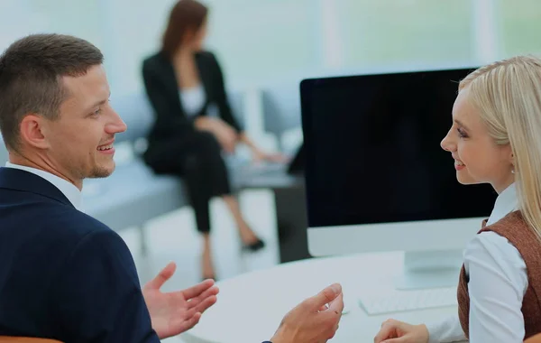 Reunión de negocios en la mesa con ordenador — Foto de Stock