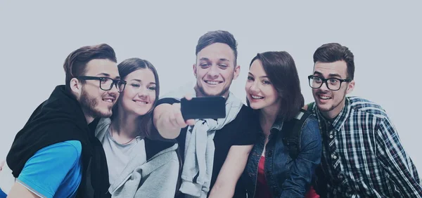 Grupo de jóvenes estudiantes adolescentes felices tomando foto autofoto aislada sobre fondo blanco —  Fotos de Stock