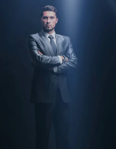 Porträtt av framgångsrik glad affärsman i grå kostym — Stockfoto