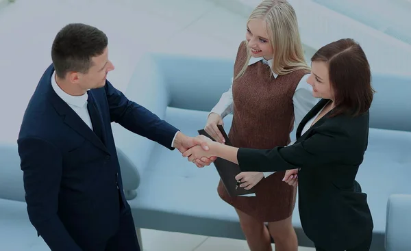 Üzletemberek kezet ráznak egy találkozó alatt. — Stock Fotó