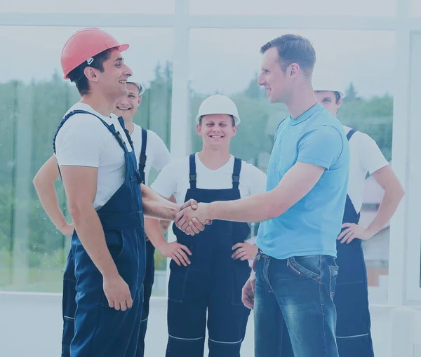 Cliente apertando as mãos com construtor — Fotografia de Stock