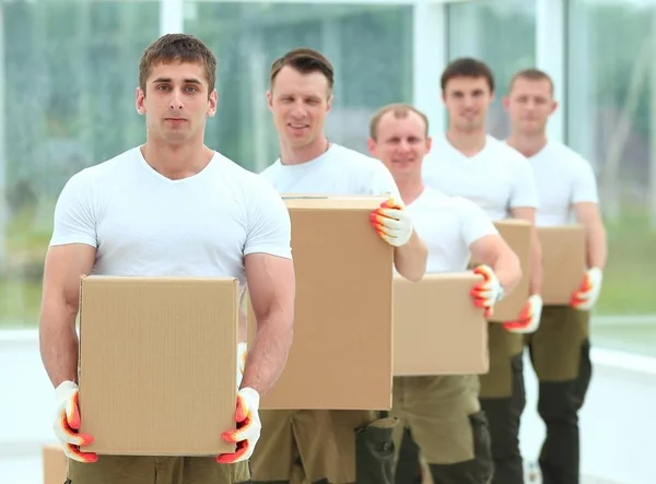 Equipe de construtores com caixas de materiais de construção — Fotografia de Stock