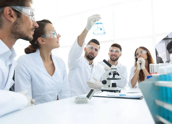青年工人工作组在生化实验室, — 图库照片