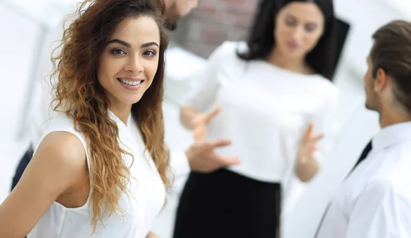 Ejecutiva mujer de negocios con colegas . — Foto de Stock