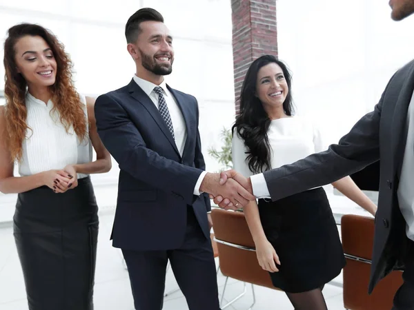 Handslag för affärsmän på bakgrunden av kontoret — Stockfoto