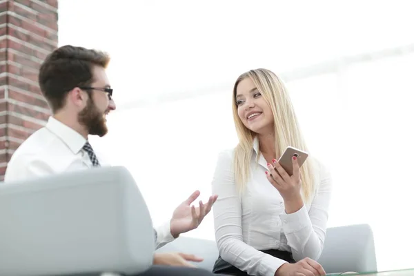 Collègues d'affaires discuter de nouvelles idées dans le bureau — Photo