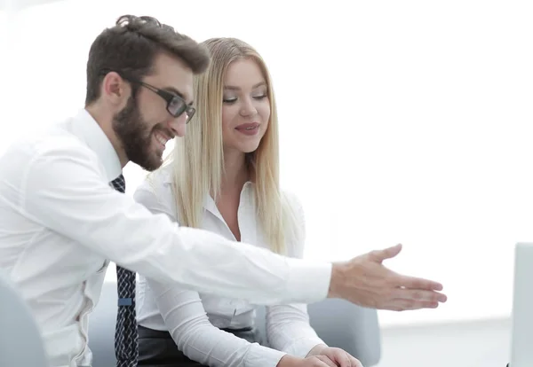 Rekan bisnis mendiskusikan ide-ide baru di kantor — Stok Foto