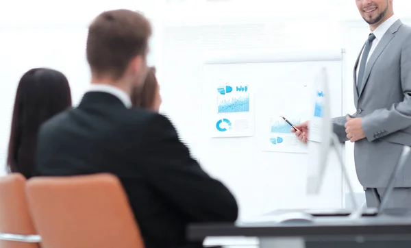 Hombre de negocios haciendo una presentación en la oficina . —  Fotos de Stock