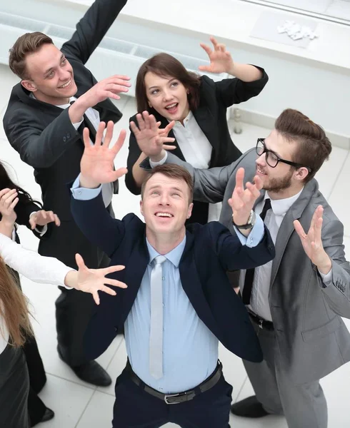 Kilátás a tetején. örömteli üzleti csapat kezeket fel — Stock Fotó