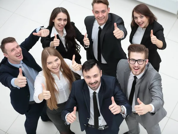 Exitoso equipo de negocios sosteniendo un pulgar hacia arriba —  Fotos de Stock