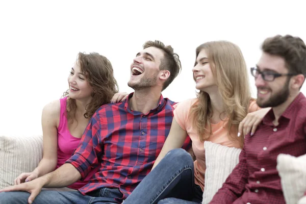 Amigos están viendo su programa favorito sentado en el sofá . —  Fotos de Stock