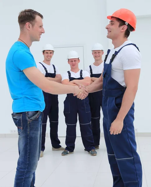 Handshake of the architect and engineer — Stock Photo, Image