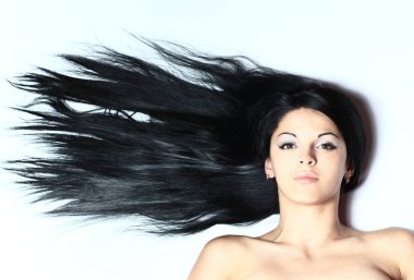 bir kadın yüzü closeup. siyah izole.