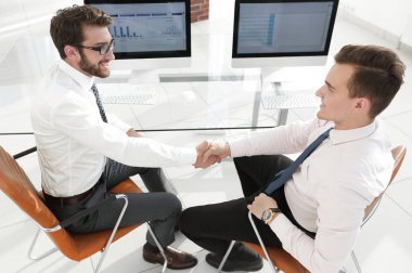 Masa başında oturup karşılıklı Mali ortaklar