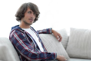 kanepede oturan başarılı yakışıklı olan.