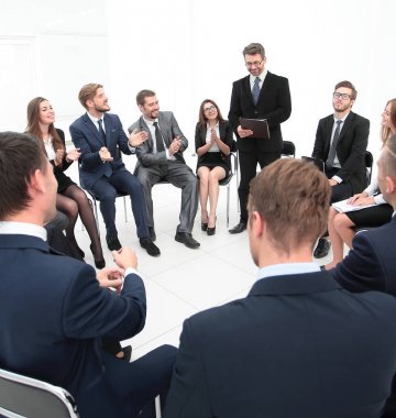 Koç eğitimin katılımcılarına sorular soruyor.