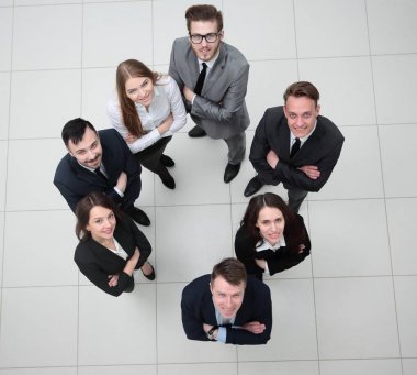 Yukarıdan bak. Genç ve gelecek vaat eden iş adamları