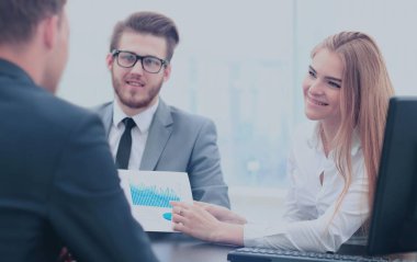 Modern ofiste çalışan insanlar.