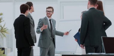 Büro hayatı. yeni bir iş planı mod tartışırken iş takım