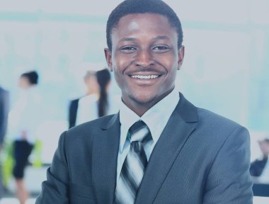 Kendine güvenen iş adamı ile takımının