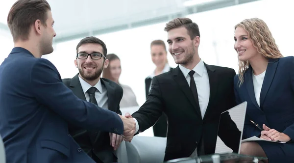 商务人员在公司商务会议上的握手 — 图库照片