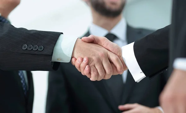 Närbild-handskakningen visat affärspartners — Stockfoto