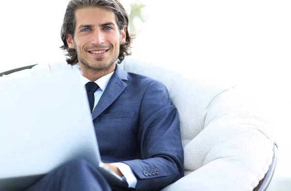 Primo piano ritratto di un uomo d'affari di successo con un computer portatile . — Foto Stock