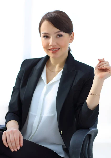 Close-up van een succesvolle jonge zakenvrouw zitten aan een bureau. — Stockfoto