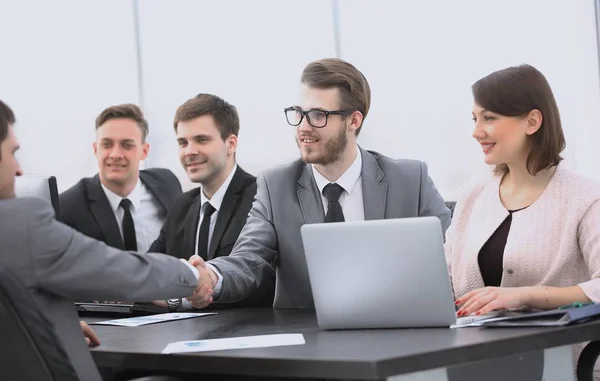 Stretta di mano di un manager e di un cliente al desk — Foto Stock