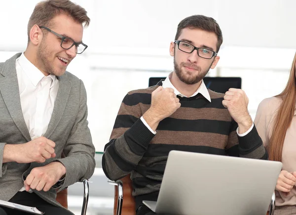 Tres empleados emocionados recibiendo buenas noticias juntos en línea —  Fotos de Stock