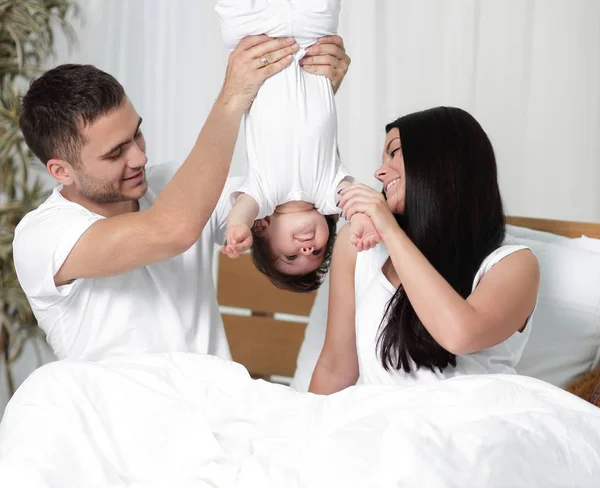 Orang tua yang bahagia bermain dengan anak mereka — Stok Foto