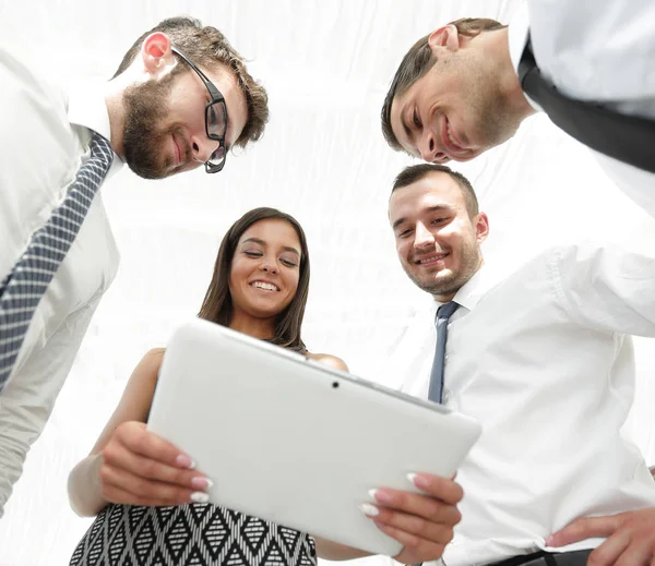 Visão inferior da equipe de negócios olhando para tablet digital — Fotografia de Stock