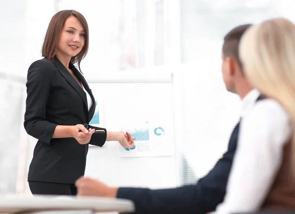 Mujer de negocios realiza un taller con el equipo de negocios . — Foto de Stock