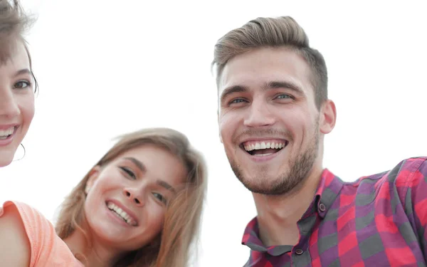 Крупним планом три молоді люди посміхаються на білому тлі — стокове фото
