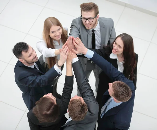 Primer plano. alegre equipo de negocios con las manos cruzadas juntas — Foto de Stock