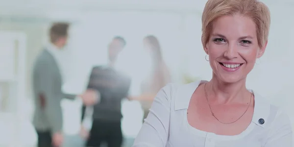 Retrato de una mujer de negocios que se ve feliz y sonriente — Foto de Stock