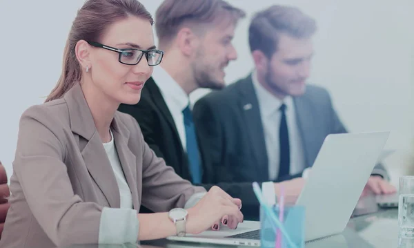 Gruppo di lavoro di successo che lavora in ufficio — Foto Stock