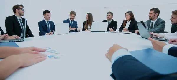 Les gens d'affaires à l'écoute de la présentation au séminaire — Photo