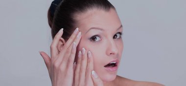 Kadının yüzü ve görünebilir, kırışıklıkları inceleyerek izole