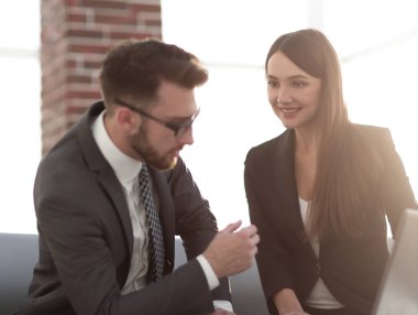 İki arkadaşları yeni iş stratejisi üzerinde çalışma