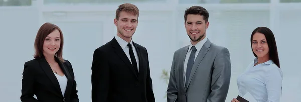 Успешные бизнесмены выглядят счастливыми и уверенными в себе — стоковое фото