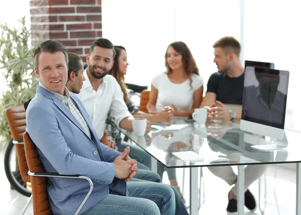 Chefe e equipe de negócios em reunião no escritório — Fotografia de Stock