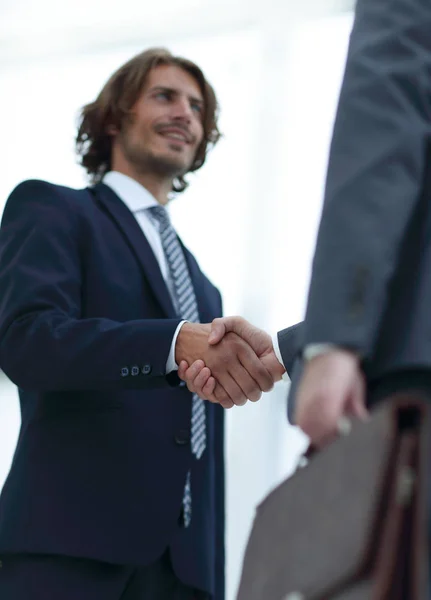 Empresarios en traje con maletines — Foto de Stock