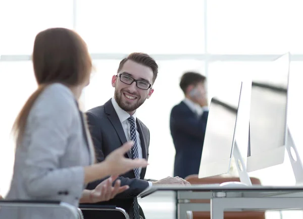 Blivande medarbetare talar på sitt skrivbord — Stockfoto