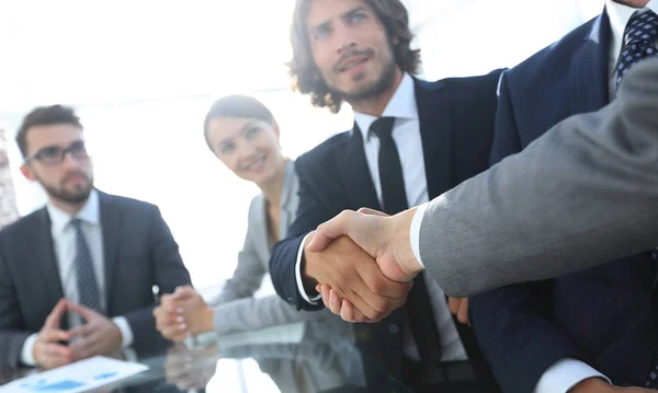 A kézfogás, üzleti partnerek háttérkép — Stock Fotó