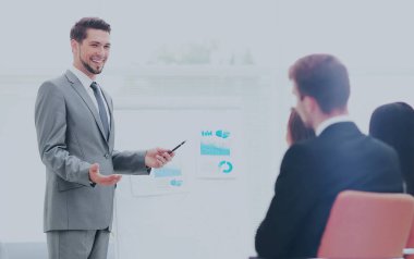 Ofiste bir grup önde gelen başarılı iş adamı