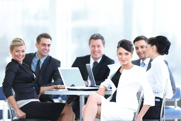Pessoas de negócios de sucesso trabalhando no laptop, sentado na mesa de café — Fotografia de Stock