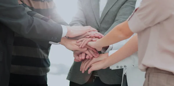 Zbliżenie partnerów biznesowych tworzących stos rąk na spotkaniu — Zdjęcie stockowe